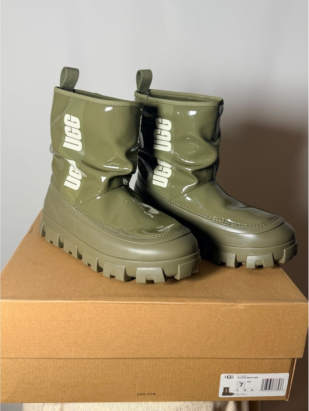 UGG Men's Winter Boots Size 7 Olive Green Patent Leather